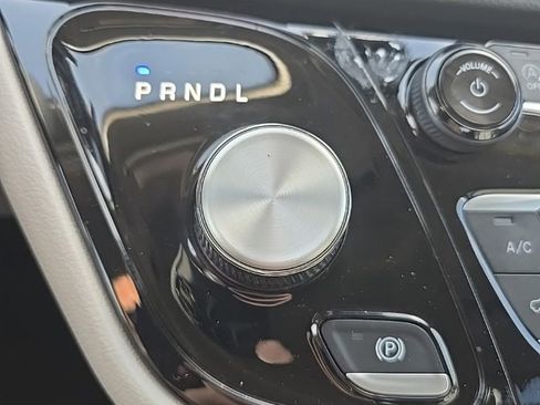 Used 2024 Chrysler Pacifica Touring-L image 16