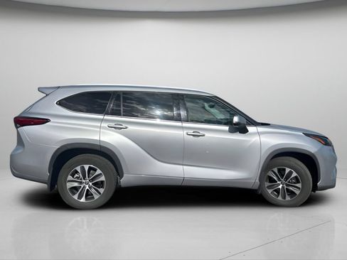 Used 2022 Toyota Highlander XLE AWD/4WD image 4