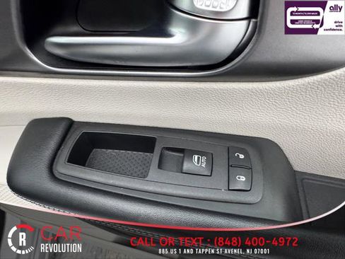 Used 2022 Chrysler Pacifica Touring-L image 64