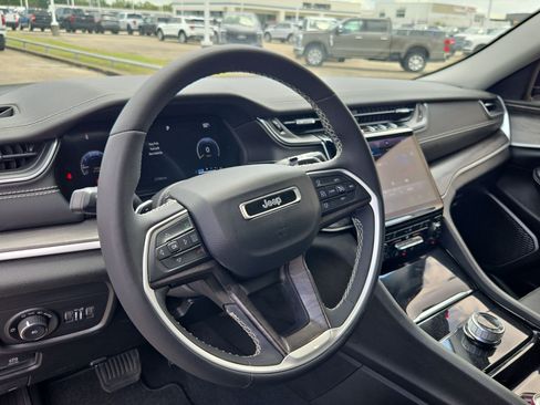 Used 2023 Jeep Grand Cherokee Limited w/ Black Appearance Package RWD image 16