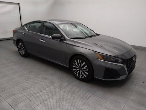 Used 2025 Nissan Altima 2.5 SV FWD image 11