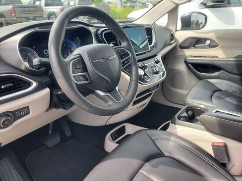 Used 2024 Chrysler Pacifica Touring-L FWD image 10