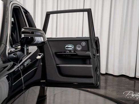 Used 2022 Rolls-Royce Phantom Sedan image 40
