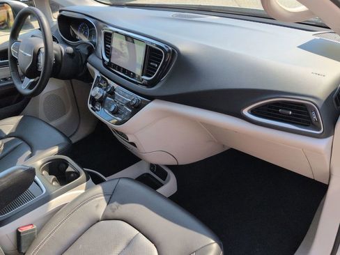 Used 2023 Chrysler Pacifica Touring-L FWD image 24