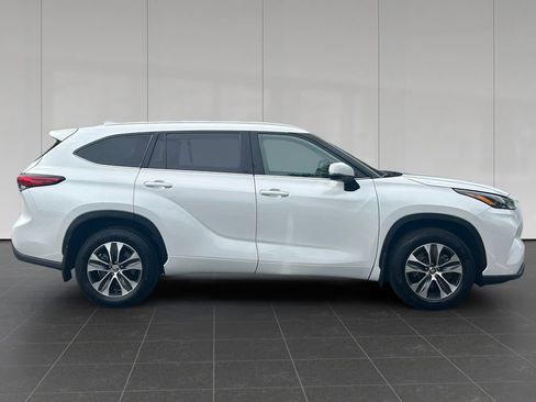 Used 2022 Toyota Highlander XLE AWD/4WD image 6