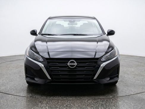 Used 2025 Nissan Altima 2.5 SV FWD image 2