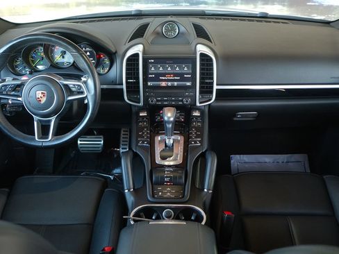Used 2017 Porsche Cayenne S image 19