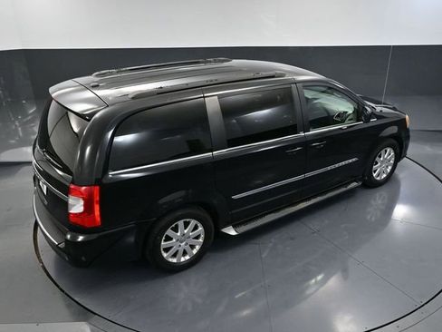 Used 2013 Chrysler Town & Country Touring image 50