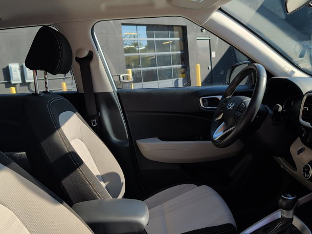 Used 2025 Hyundai Venue SEL FWD image 25