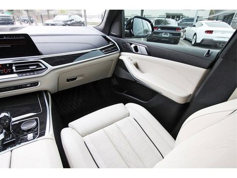 Used 2022 BMW X7 M50i w/ Luxury Seating Package image 9