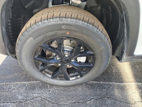 New 2025 Jeep Grand Cherokee Altitude image 5