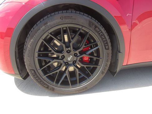 Used 2023 Tesla Model Y Performance AWD/4WD image 4