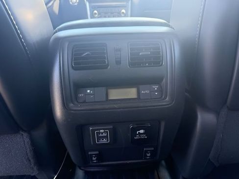 Used 2018 Nissan Pathfinder SL w/ SL Premium Package AWD/4WD image 11