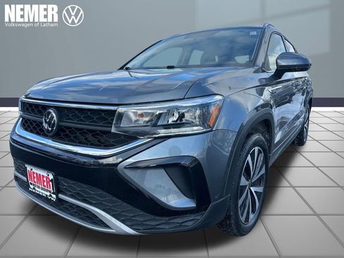 Used 2022 Volkswagen Taos SE image 1