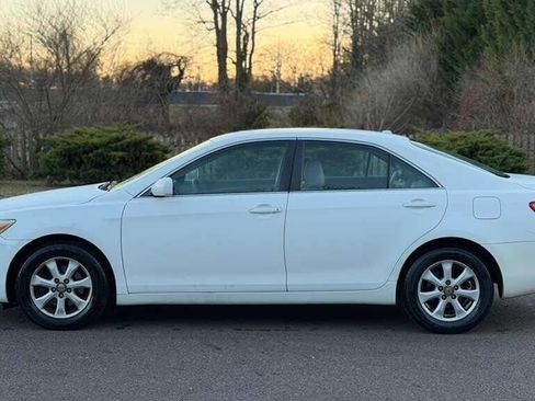 Used 2011 Toyota Camry LE image 4
