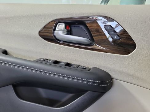 Used 2022 Chrysler Pacifica Limited FWD image 15