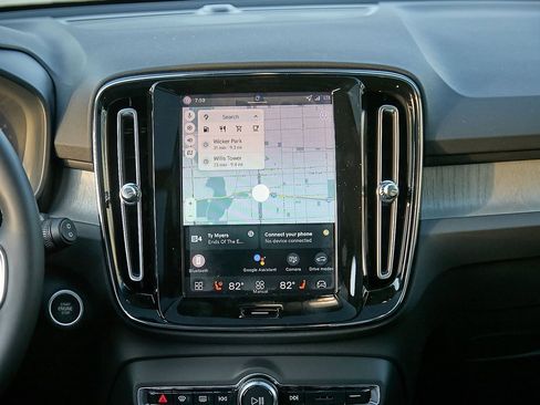 New 2026 Volvo XC40 B5 Plus w/ Protection Package Premier image 24