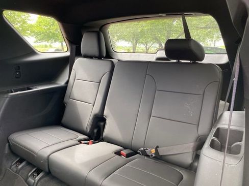 Used 2023 Chevrolet Traverse LT w/ LT Premium Package AWD/4WD image 5
