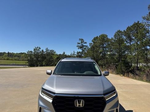 Used 2025 Honda Pilot Touring image 2