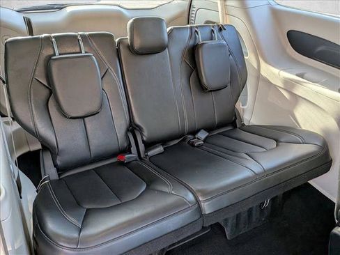 Used 2024 Chrysler Pacifica Touring-L image 19