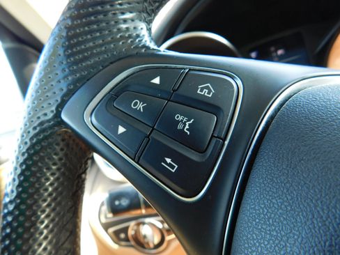 Used 2019 Mercedes-Benz GLC 300 4MATIC w/ Parking Assistance Package image 27