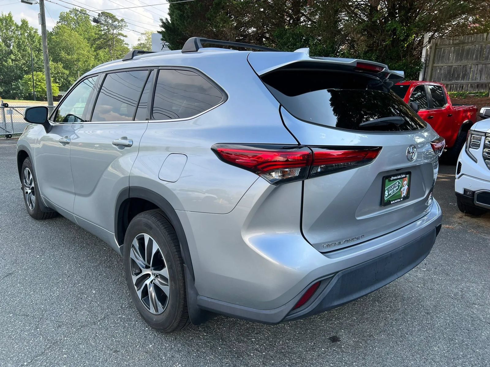 Used 2022 Toyota Highlander XLE AWD/4WD image 6