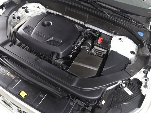 Used 2019 Volvo XC60 T5 Momentum w/ Multimedia Package image 21