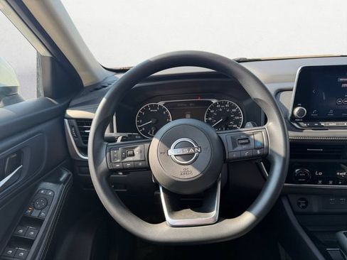 Used 2024 Nissan Rogue SV FWD image 12