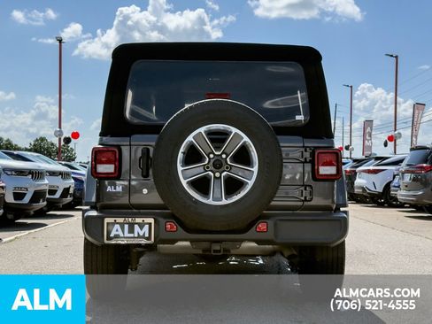 Used 2018 Jeep Wrangler Unlimited Sahara AWD/4WD image 5