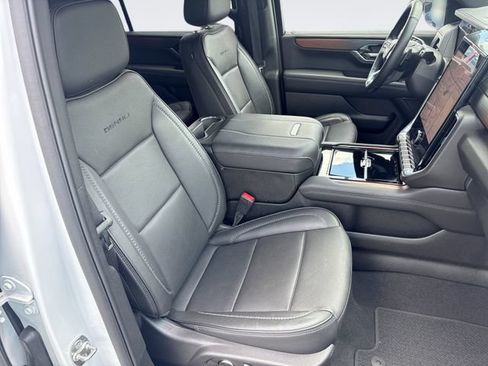 Used 2025 GMC Yukon XL Denali AWD/4WD image 27