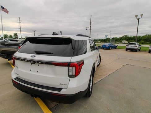 Used 2025 Ford Explorer Active AWD/4WD image 3
