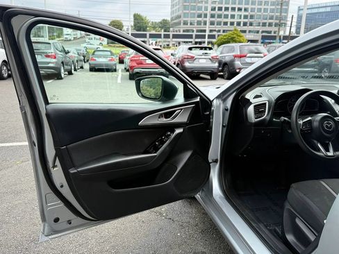 Used 2018 MAZDA MAZDA3 Sport w/ Preferred Equipment Package FWD image 9