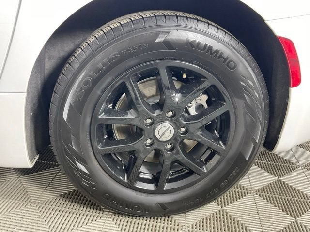 Used 2023 Chrysler Pacifica Touring-L FWD image 9