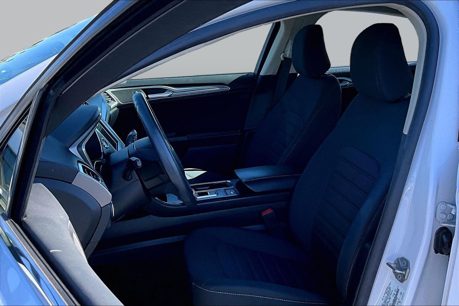 Used 2020 Ford Fusion SE FWD image 25