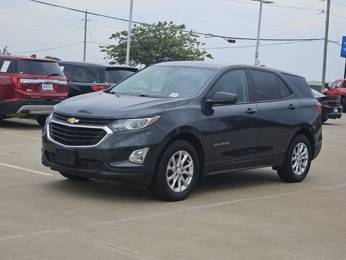 Used 2020 Chevrolet Equinox LS w/ LS Convenience Package FWD image 3