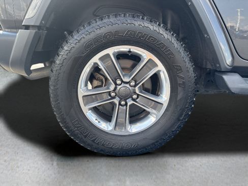 Used 2018 Jeep Wrangler Unlimited Sahara AWD/4WD image 11