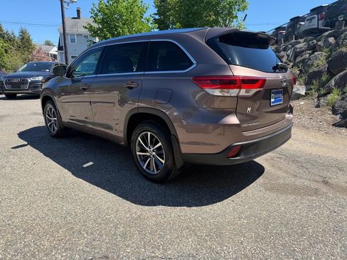 Used 2018 Toyota Highlander XLE AWD/4WD image 3