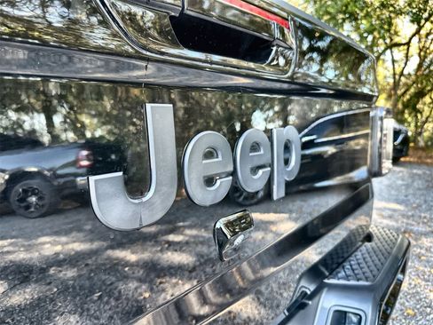 Used 2023 Jeep Gladiator Overland image 7