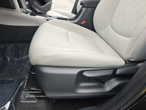 Used 2023 Toyota Corolla Cross L image 29