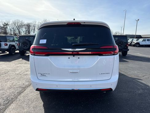 New 2026 Chrysler Pacifica Limited FWD image 4