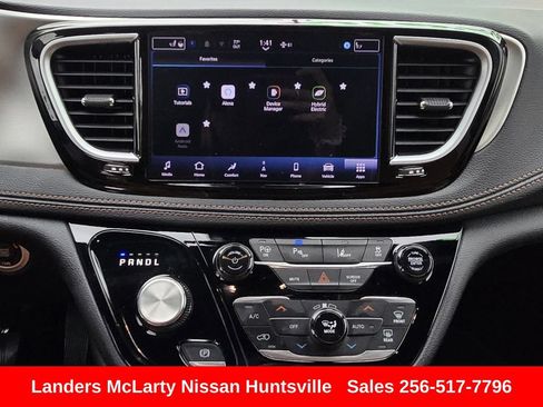 Used 2025 Chrysler Pacifica Pinnacle FWD image 22