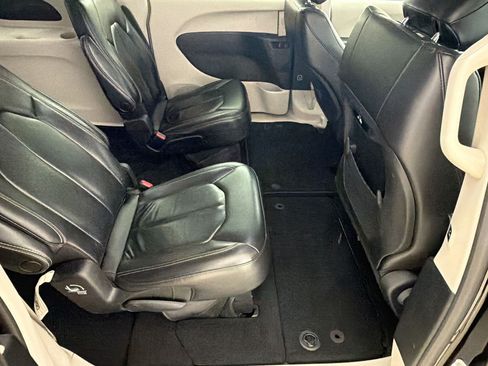 Used 2023 Chrysler Pacifica Touring-L FWD image 29