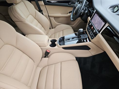 Certified 2025 Porsche Macan image 15