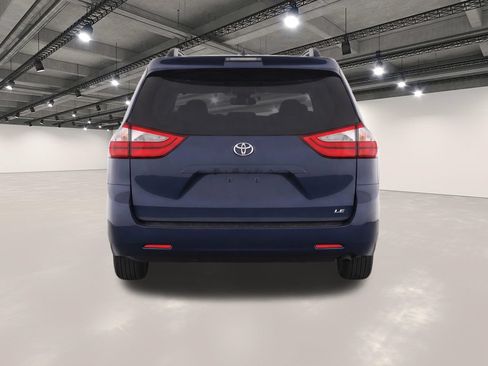 Used 2020 Toyota Sienna LE w/ LE Preferred Package FWD image 7