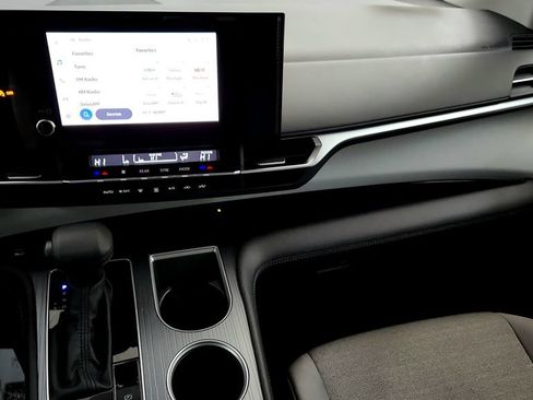 Used 2025 Toyota Sienna LE AWD/4WD image 30
