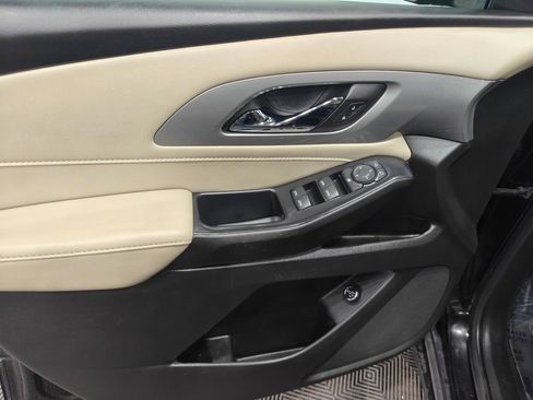 Used 2022 Chevrolet Traverse LT image 52