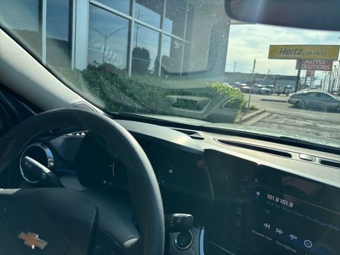 Used 2025 Chevrolet Trax LT image 33