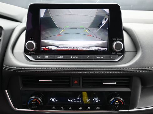 Used 2024 Nissan Rogue SV image 17