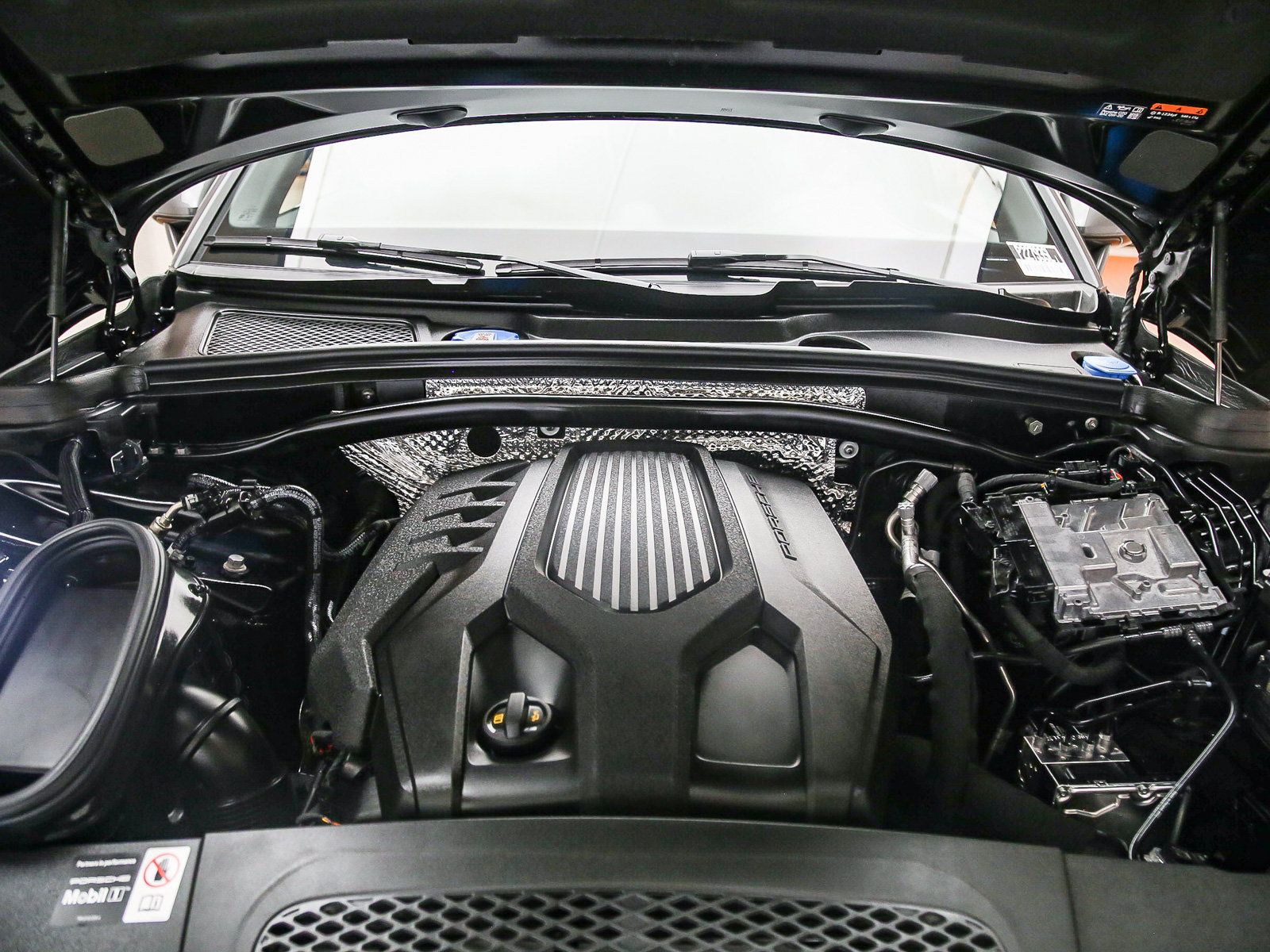 Certified 2026 Porsche Macan Turbo AWD/4WD image 22