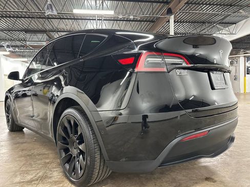 Used 2022 Tesla Model Y Long Range image 17